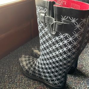 Black Capelli of New York rubber tall rain boots with light grey design. Size 7